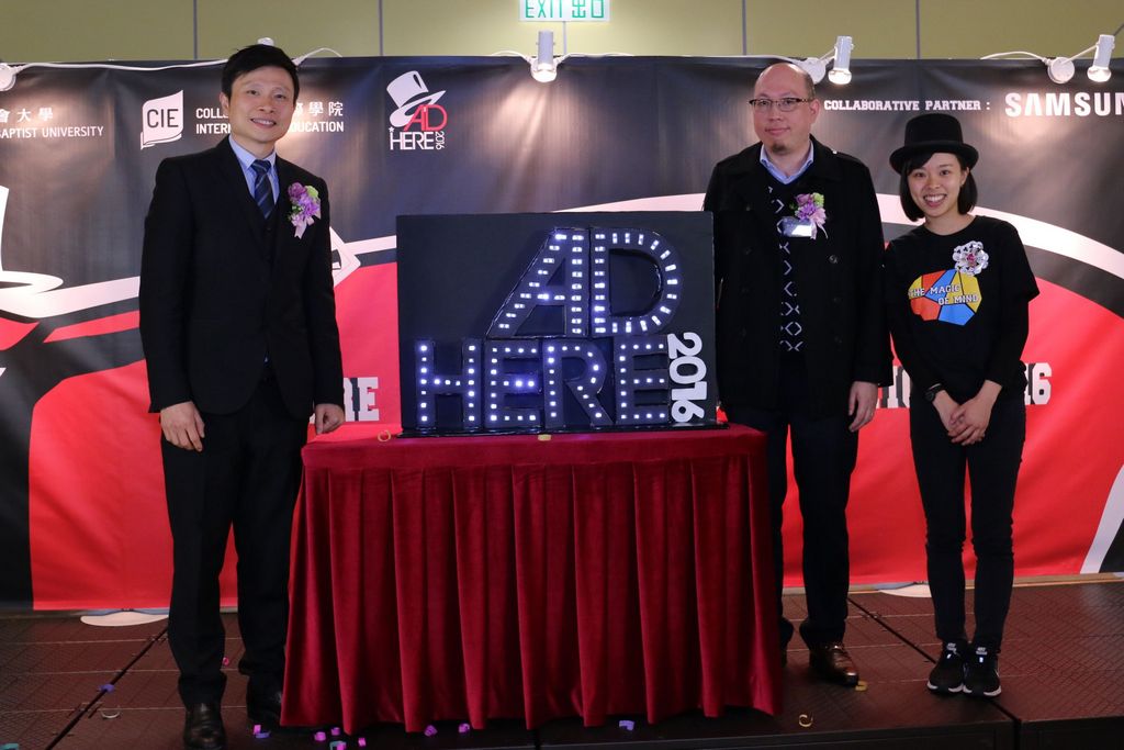  （左起）香港浸会大学国际学院总监刘信信博士、三星香港电子有限公司业务副总监潘俊康先生与比赛筹委学生代表杨咏雯同学主持「AD HERE 广告大赛 2016」开幕仪式。