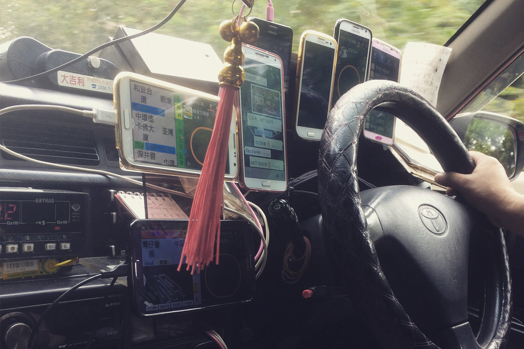 學者建議的士司機要注意行車安全，避免於駕駛時使用手機；乘客應於適當時候主動提醒司機，而政府及有關當局亦應加強關注司機使用電子裝置的情況。