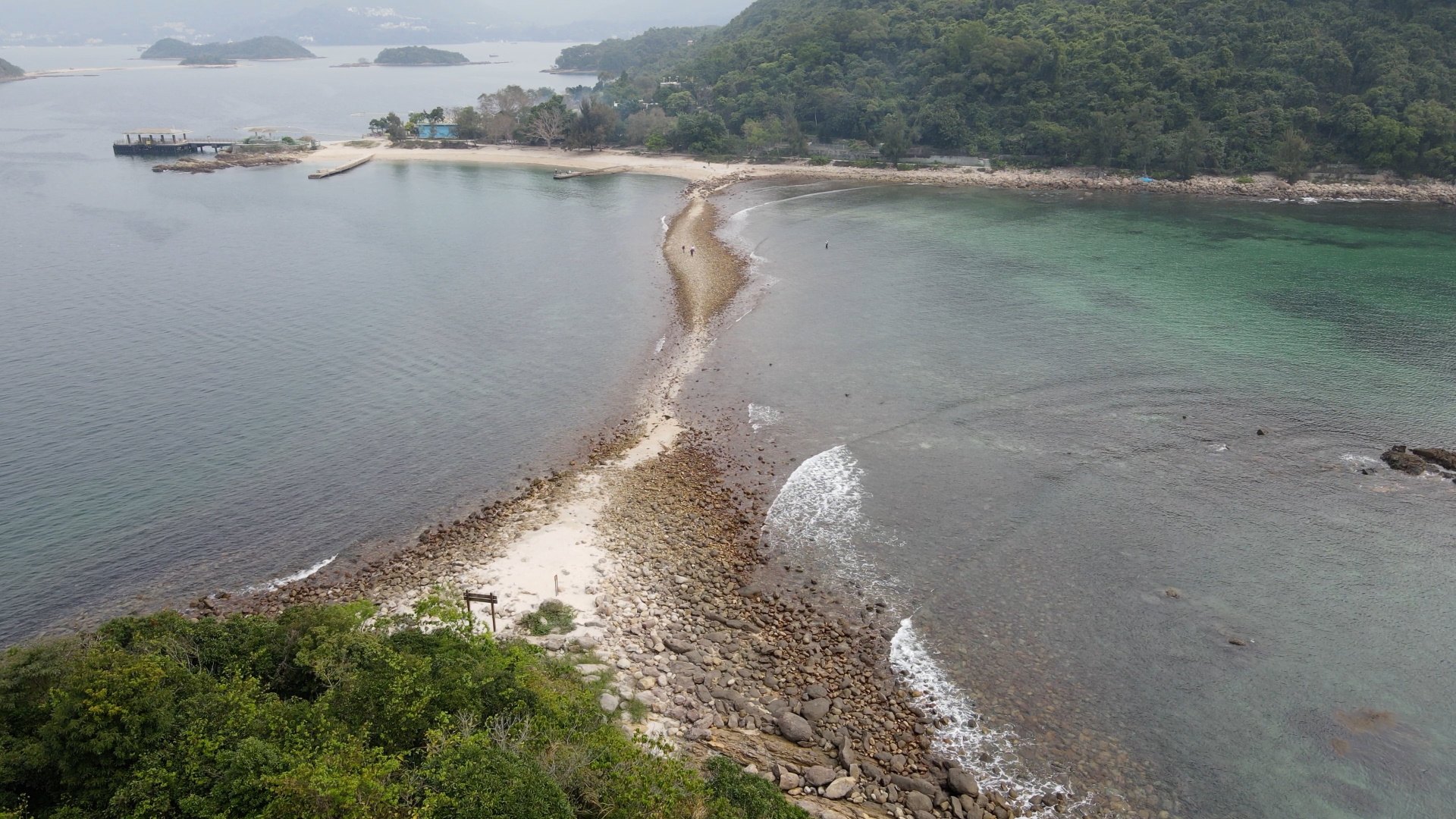 航拍下桥咀岛的连岛沙洲，把桥咀洲与附近的桥头岛连接起来。(©HKBU CIE Division of Applied Science) 