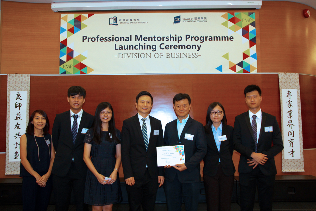 Dr. Sam Lau presents a souvenir to Mr. Donald Tse, Chairman of Hung Fook Tong Holdings Limited.