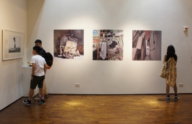 攝影展由修讀視覺藝術副學士一年級生籌劃，展覽作品洋溢學生對藝術創作     的熱忱。