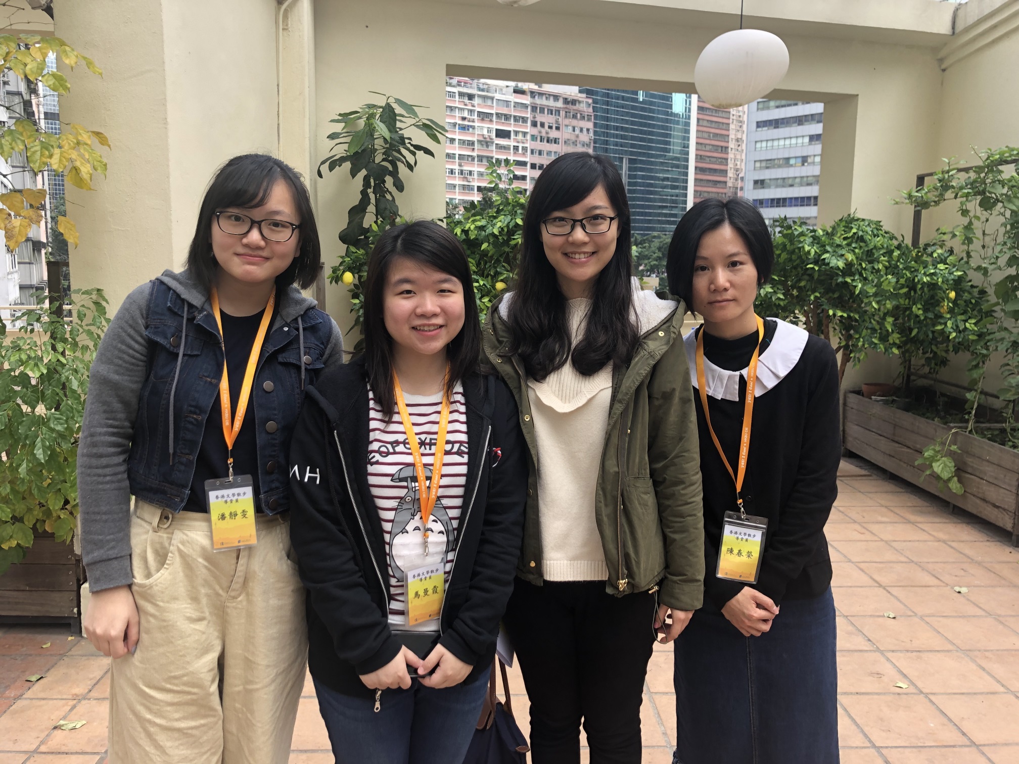 巳成為老師的校友蒙君怡（右二），帶同自己的學生參與學院活動，一起散播香港文學的種子，靜候收成。