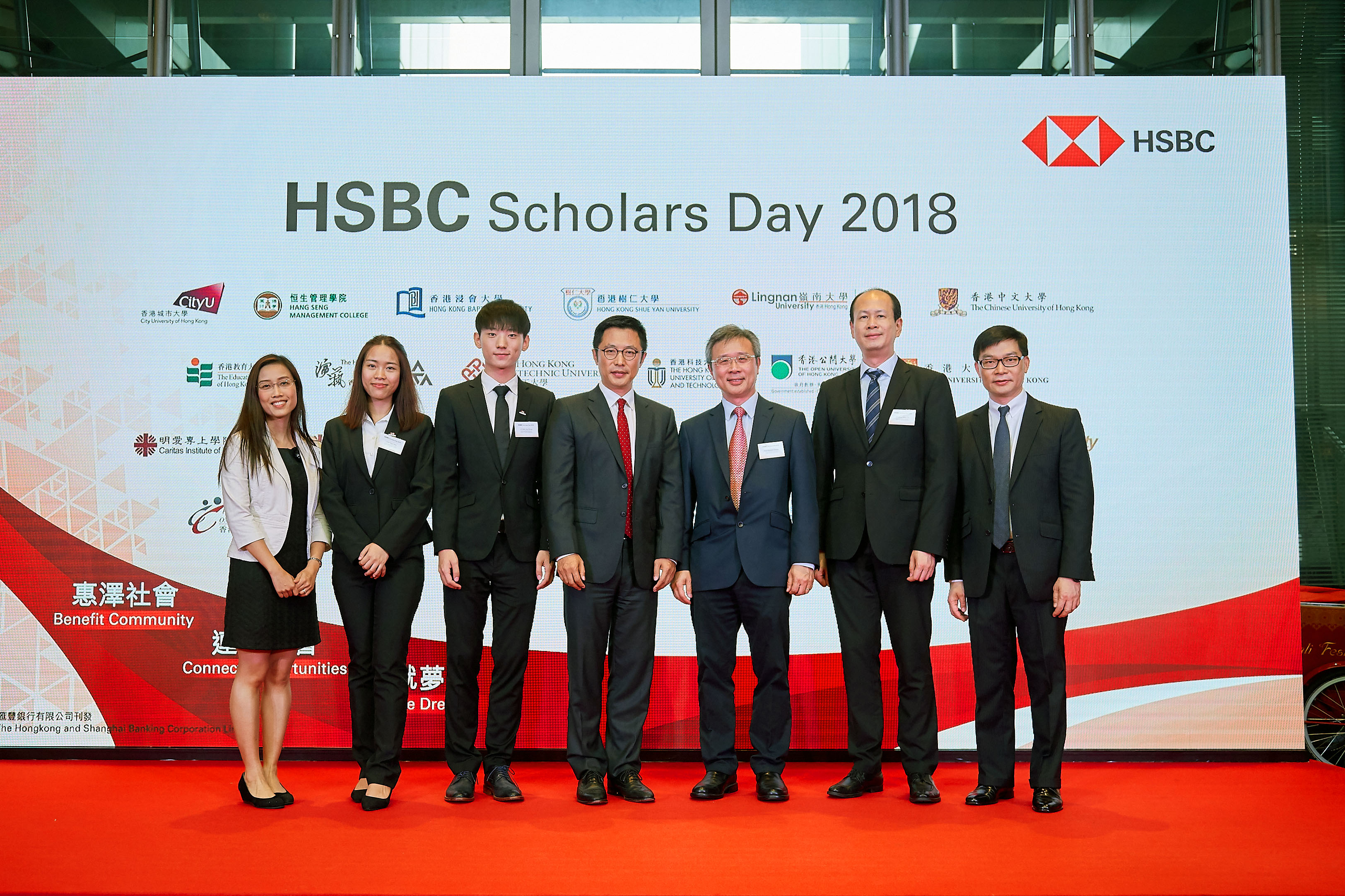 汇丰亚太区企业可持续发展总监张惠峰先生(中)、浸大持续教育学院院长钟志杰教授(右三)、国际学院署理总监梁万如博士(右二)及学院讲师和得奖同学合照。
