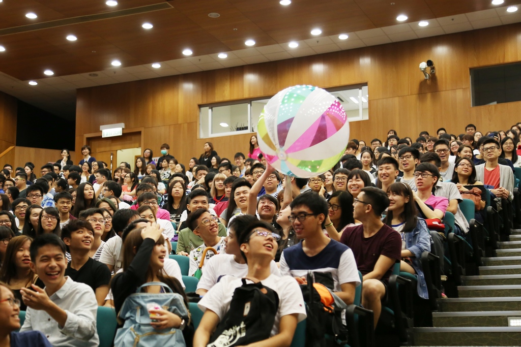 浸大国际学院举办迎新活动，介绍学院的各种学习资源和校园设施，帮助新生尽快投入大学生活。