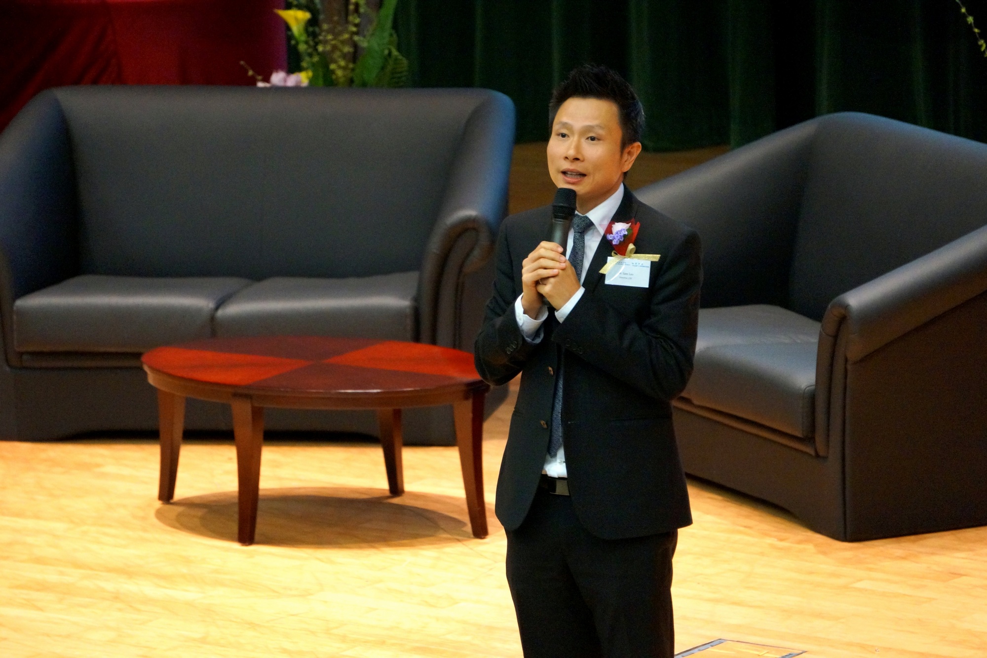 国际学院总监刘信信博士于迎新活动上致辞，祝愿同学有个精彩难忘的大学生活。