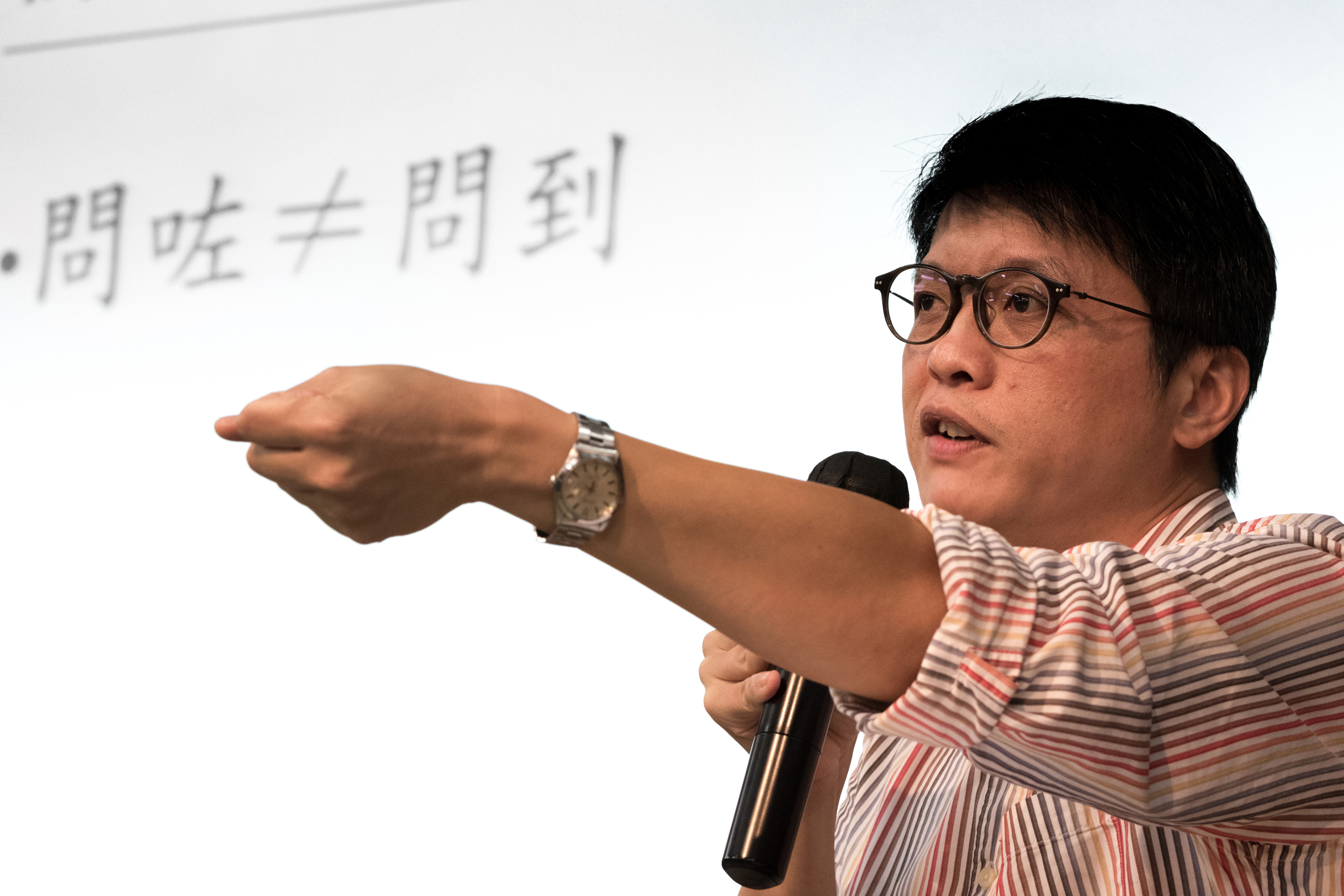 《壹週刊》副總編輯余家強先生早前出席《故事的人 人的故事》講座，向同學分享人物專訪的技巧。他建議同學在落筆前多搜集受訪者的背景資料，務求把冷冰冰的事實，描繪出人性化的故事。
