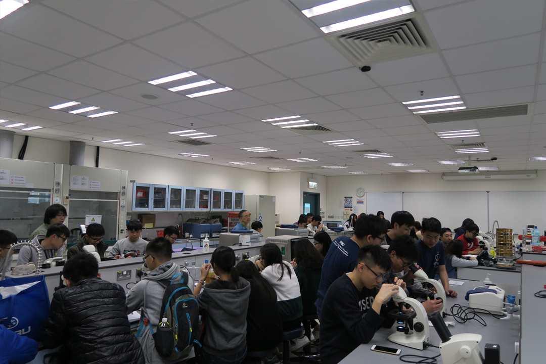 Secondary students were busy with the water quality analysis and microorganism identification at the CIE Bioeco Laboratory.