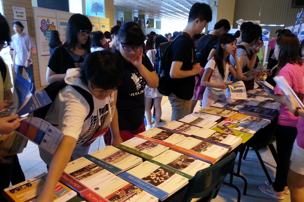 學生對課程深感到興趣，索取課程單張資料以作參考。