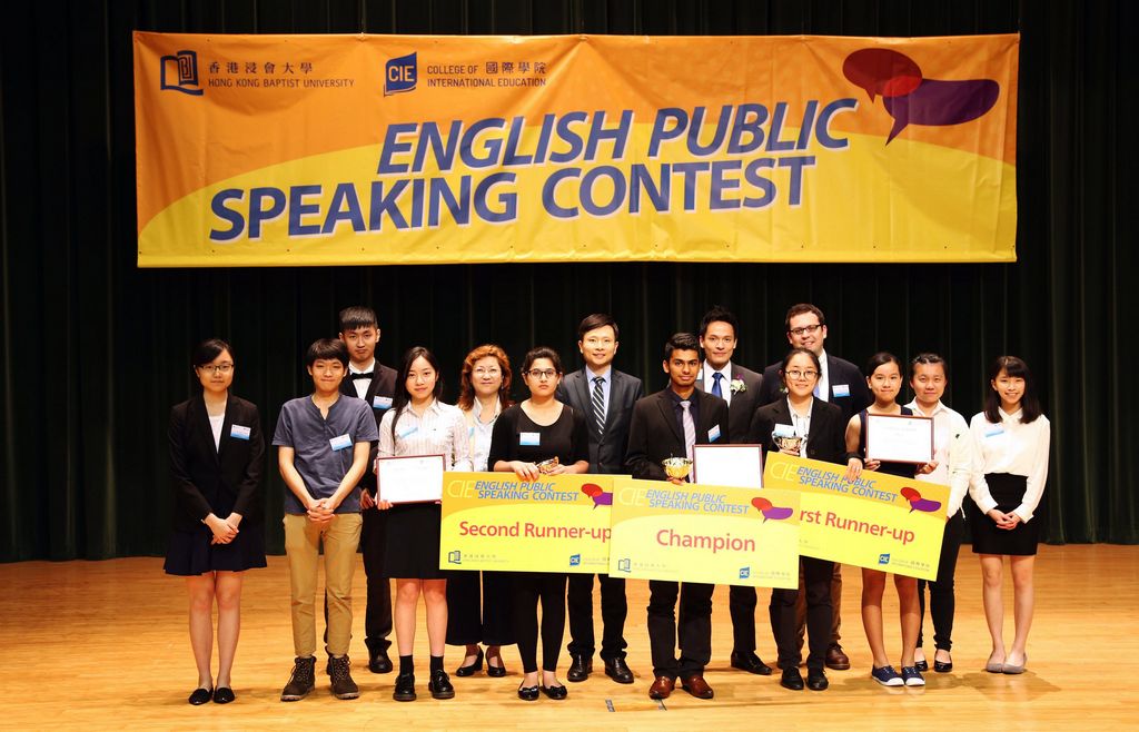 中西礼仪培训中心创办人及首席顾问苏颂辉先生（后排右二）、浸大国际学院总监刘信信博士（后排中）、副总监李美琪博士（后排左二）及讲师Dr. Lucas Scripter（后排右一）与参赛同学合影。