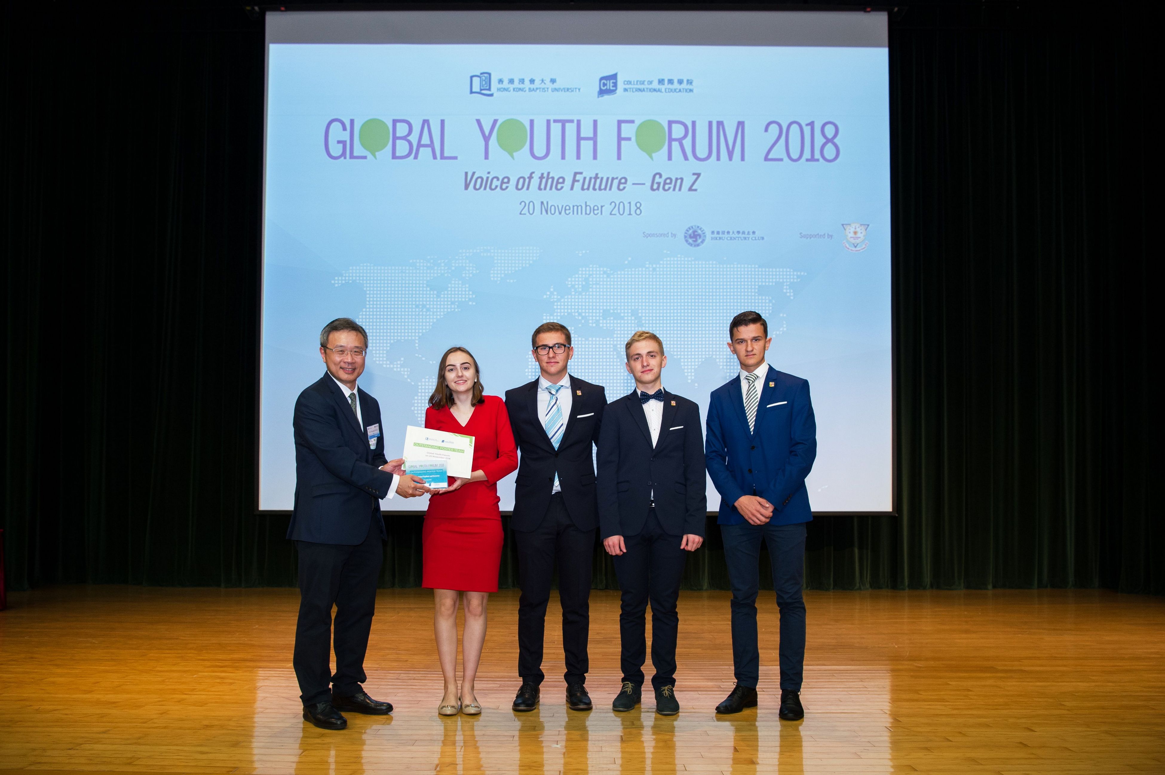 钟志杰教授向来自捷克的队伍颁发出色海报设计奖。