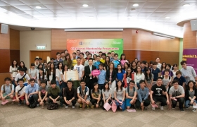 国际学院讲师与参与本届校友导师计画的校友和同学合照。