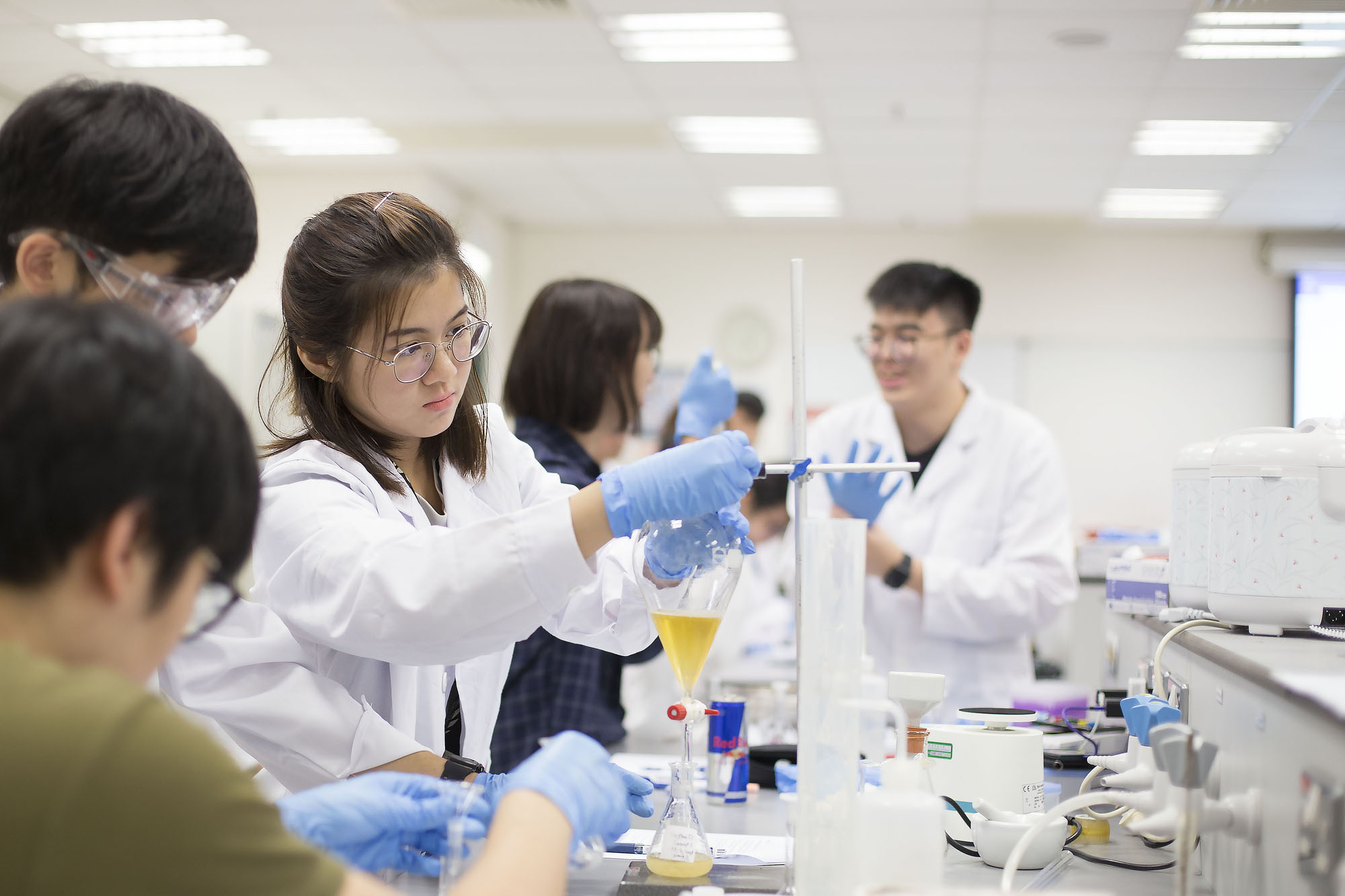 同学小心翼翼从饮料中抽取咖啡因以进行测试。