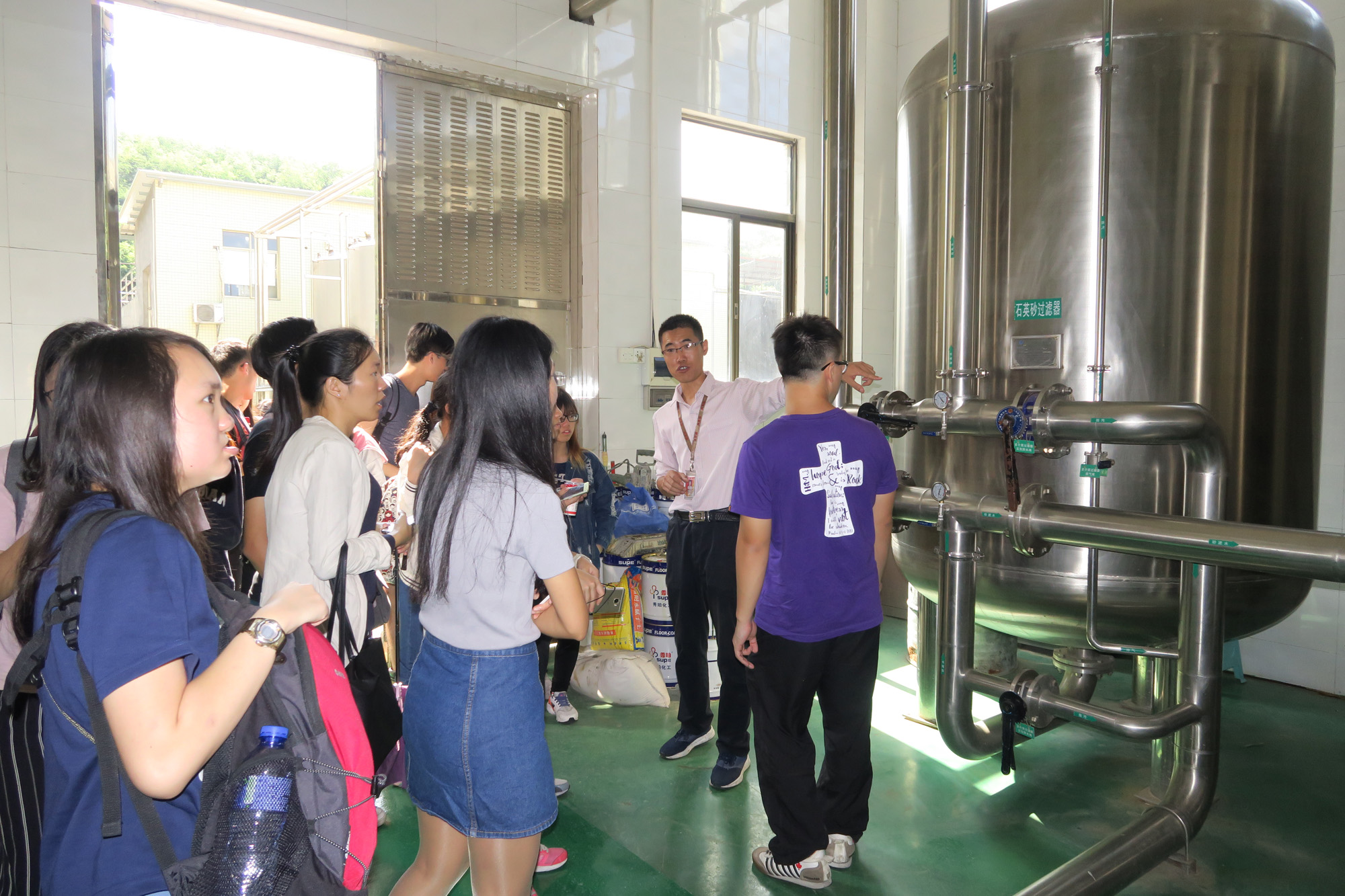 同学参观香满楼（即香港品牌十字牌）食品生产厂房，明白到质量检定能确保产品的稳定性，并使其合乎食物安全标准，加深了对中国食品厂的食物安全措施及检测技术的认识。