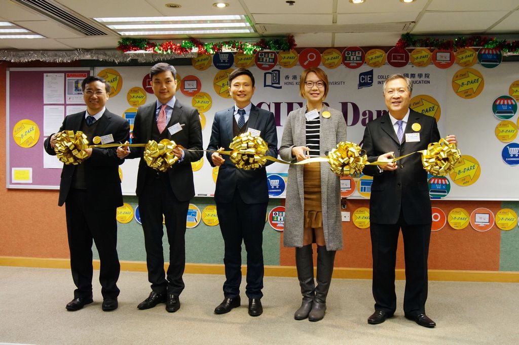 國際學院總監劉信信博士（中）與商學部主管王贊雄博士（左一）、評判李俊明博士（左二）、蔡潔霞小姐（右二）以及梁志豪博士（右一）主持剪綵儀式。