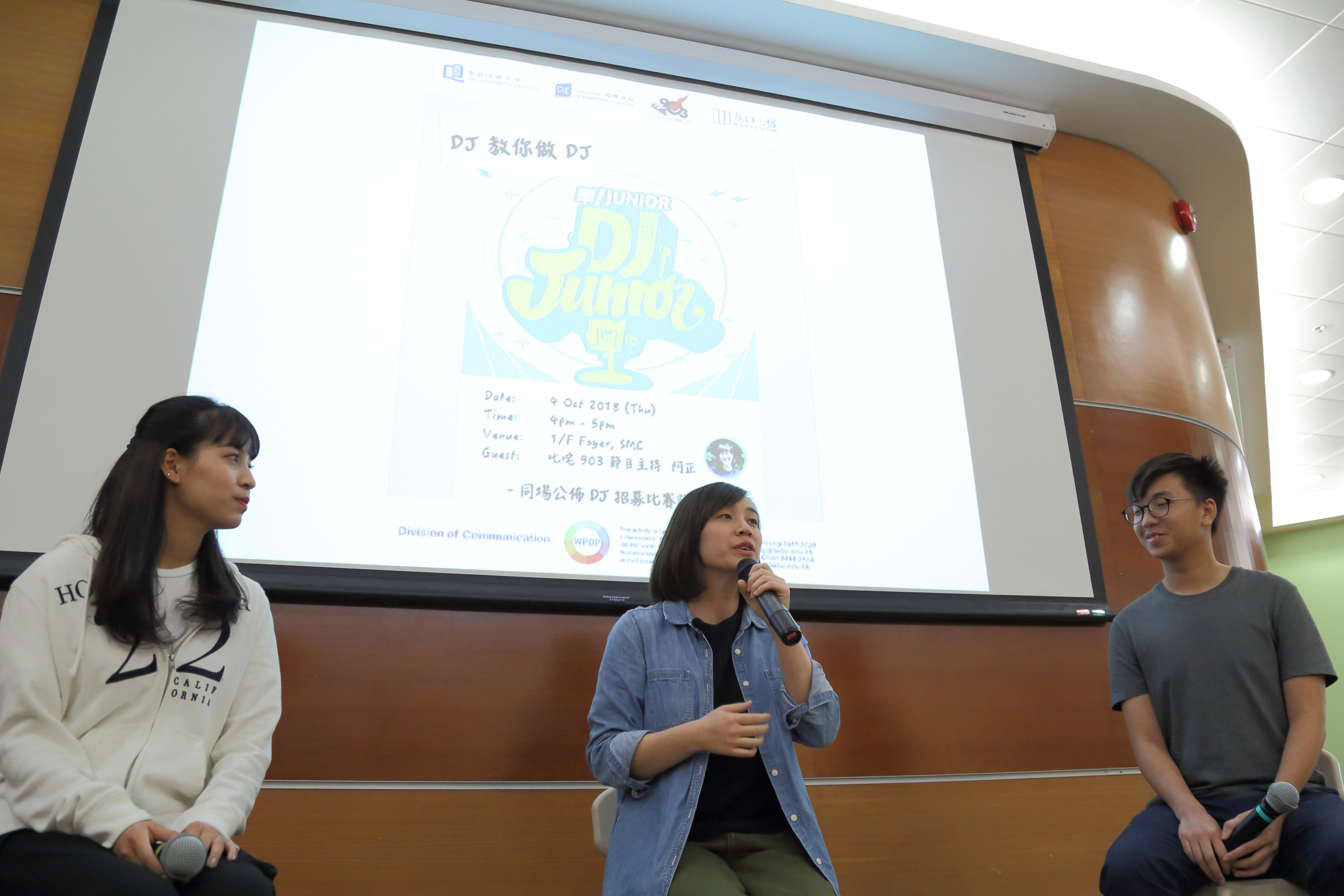 叱咤903「早！Junior」節目主持阿正（中）勉勵有興趣投身廣播行業的同學要時刻裝備自己，機會一來便要好好把握。