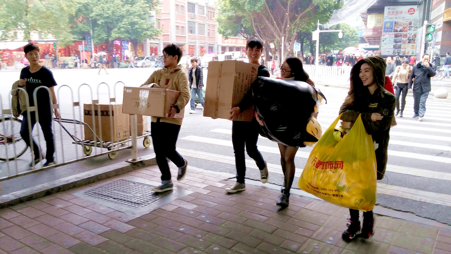Low temperature did not cool down high spirits. The New Year Fair Team carried the products back to Hong Kong by themselves in order to save the cost of bulk transportation. 