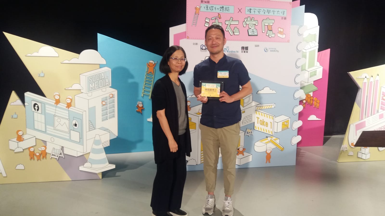 浸会大学国际学院传理学部主管兼高级讲师郑嘉麟博士日前获香港电台邀请，主讲新闻媒体理论的工作坊。