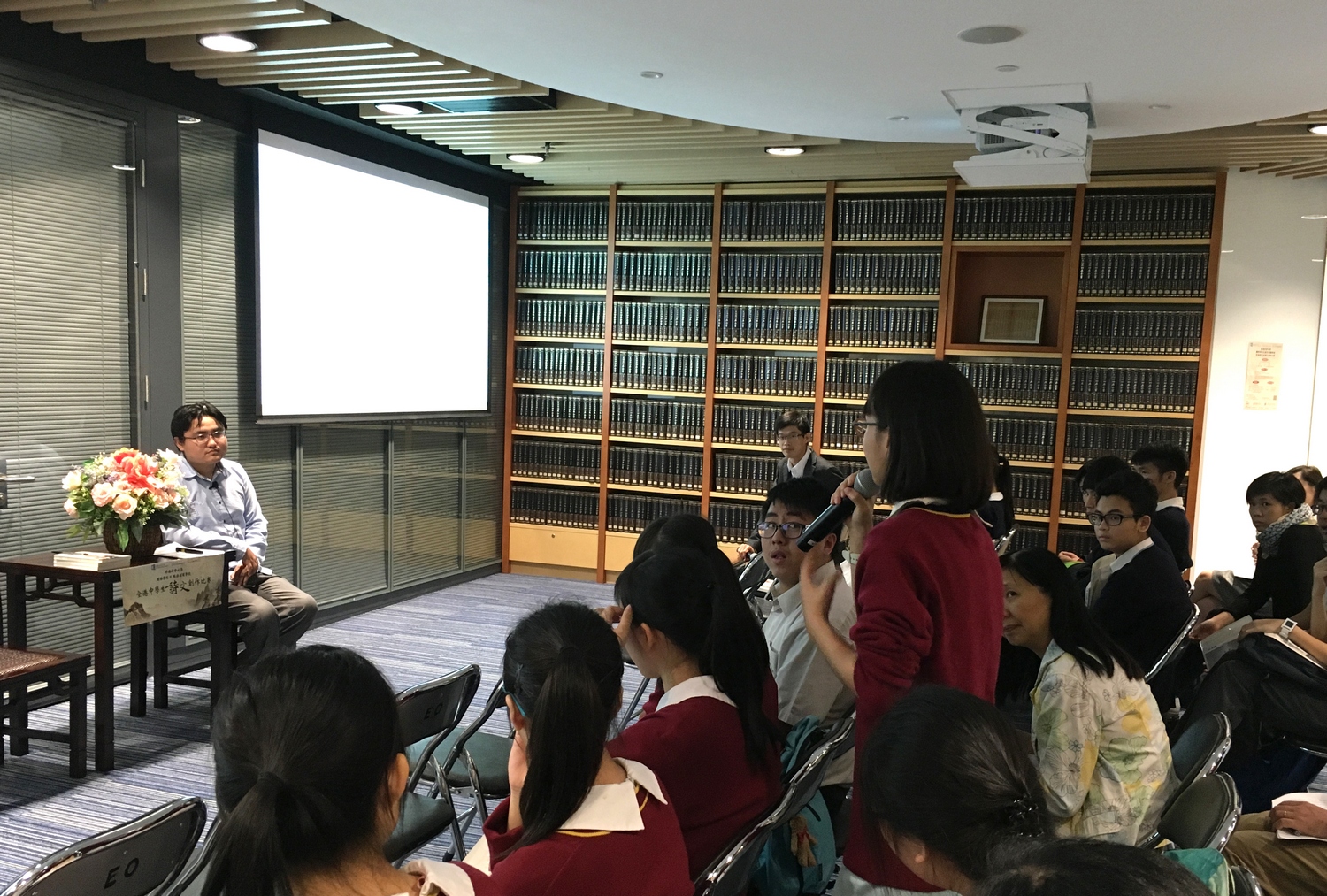 現場高中學生，踴躍向程博士發問。