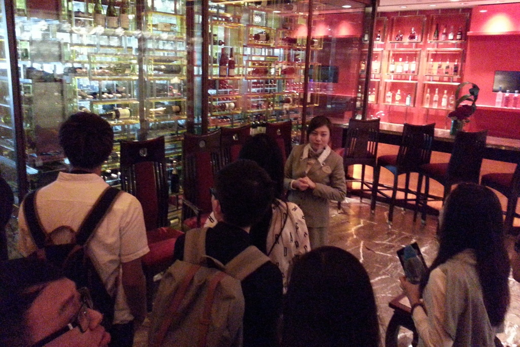 The instructor of the Hong Kong Disneyland introduced the daily operation routine and preparation work of the restaurant before their opening hours.