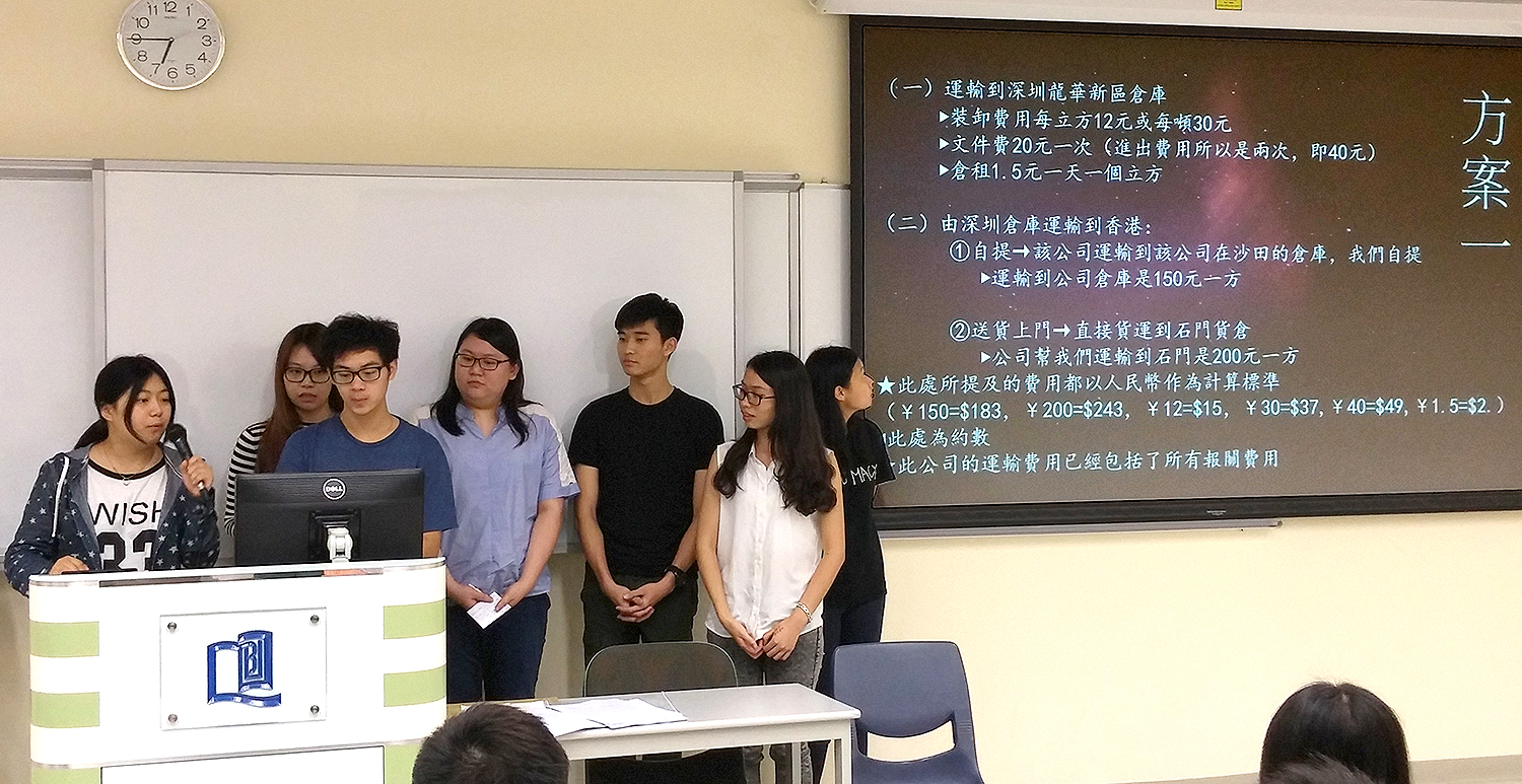 團隊在年宵工作坊上向其他同學滙報進度，學習分工合作，分享箇中心得。