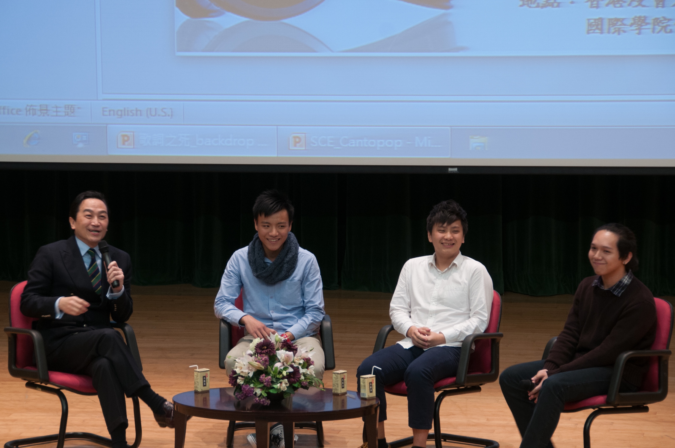 朱教授與專業中文二年級學生暢談本港流行歌詞現況