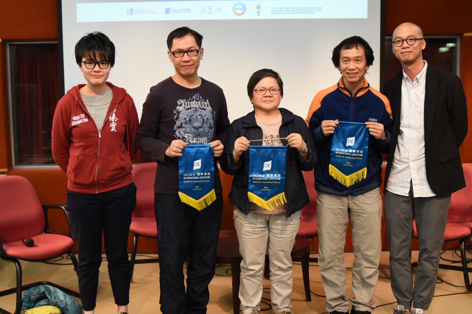 （左二起）SocREC社会纪录频道创办人梁日明先生、香港记者协会主席岑倚兰女士及《明报》总编辑梁享南先生首次同台讨论。