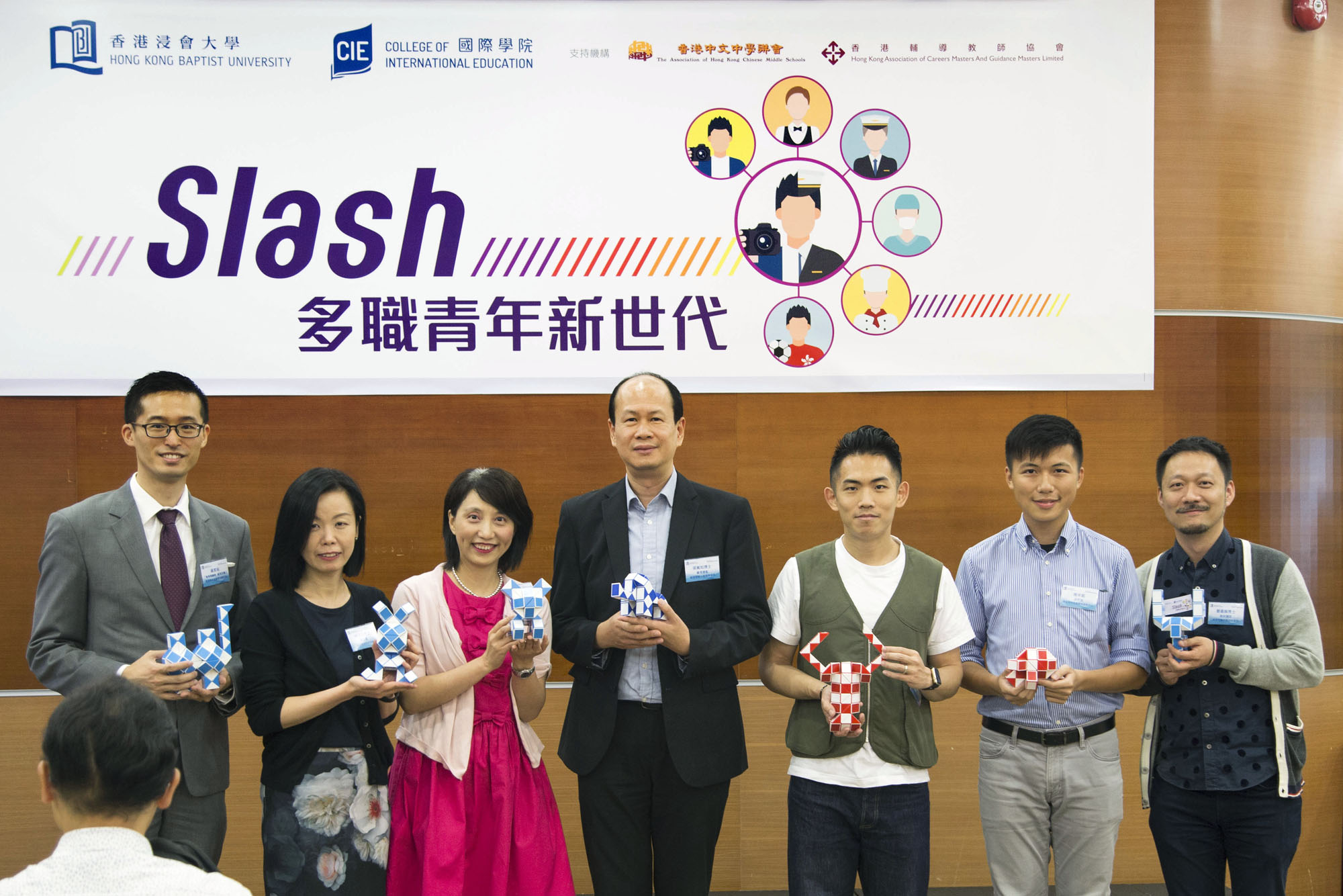 （左起）香港青年协会青年创研库「教育与创新」组别召集人黄家裕先生、香港辅导教师协会副主席何玉芬博士、香港中文中学联会副主席邱洁莹校长、香港浸会大学国际学院署理总监梁万如博士、香港浸会大学国际学院校友张适之先生、香港青年协会青年研究中心研究员施丰凯先生及香港浸会大学国际学院高级讲师郑嘉麟博士。