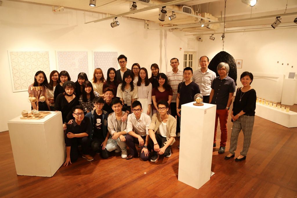 21位「视觉艺术」副学士毕业生展出摄影及雕塑作品，国际学院教职员出席开幕礼，见证重要时刻。