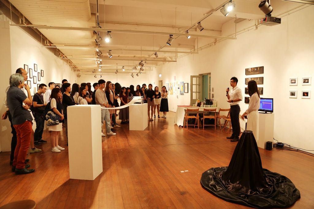 开幕礼为毕业展览打响头炮，同学藉此机会向老师表达谢意。
