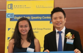 国际学院总监刘信信博士颁发冠军奖项予Wendy Mcleod同学。