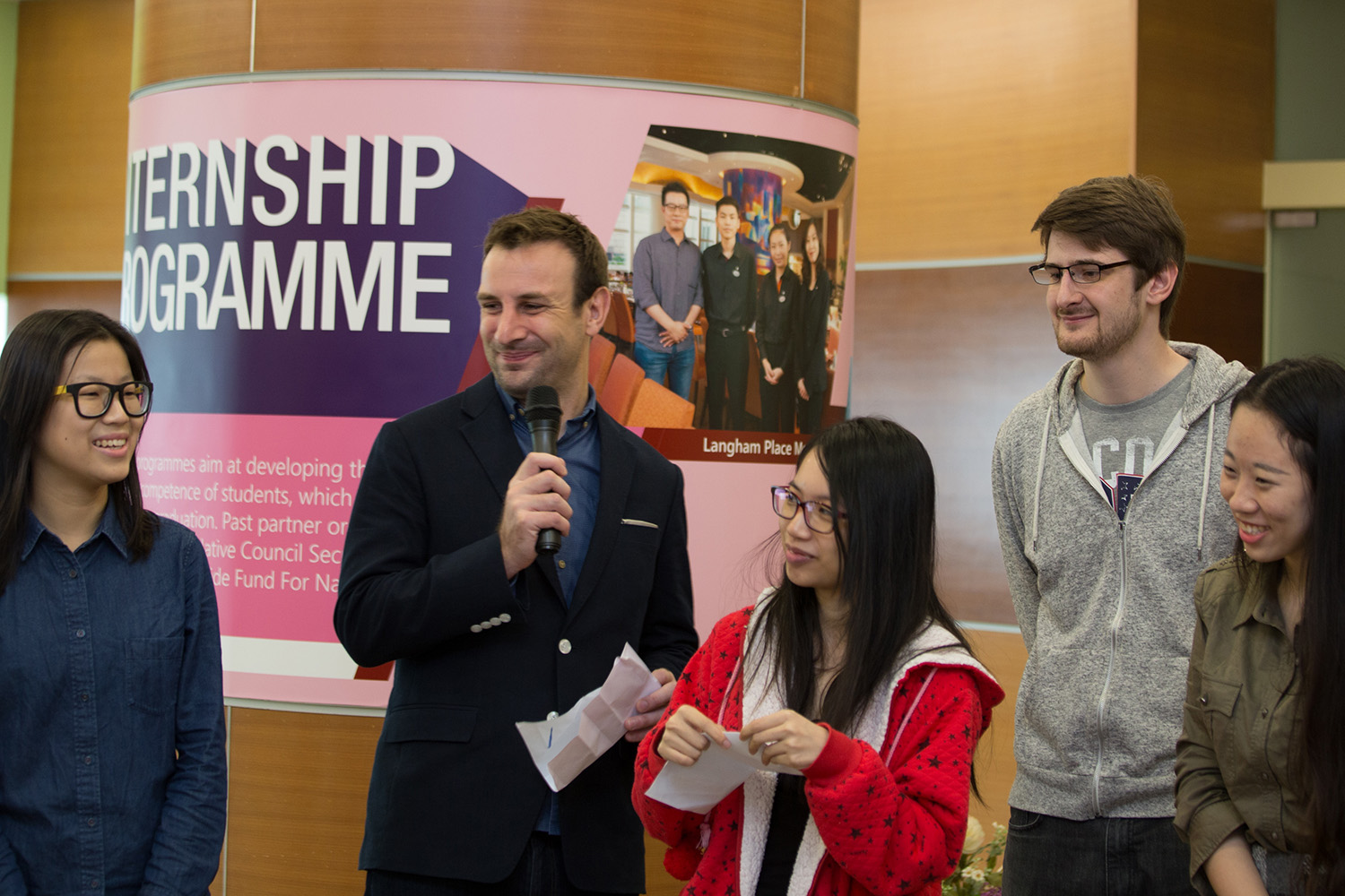 Students and lecturers exchanged ideas on cross cultural experience. 