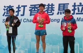 劉峻崚同學(中)，勇奪半馬挑戰組男子青年組冠軍。