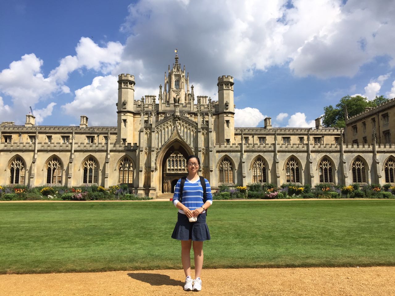 王玥同学在英国剑桥大学修读暑期英国文学课程，­­感受当地的文艺气息。