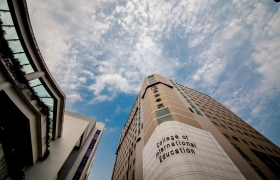國際學院副學士及自資學士學位同學，可同時享用九龍塘校園及石門(沙田)校園的設施。