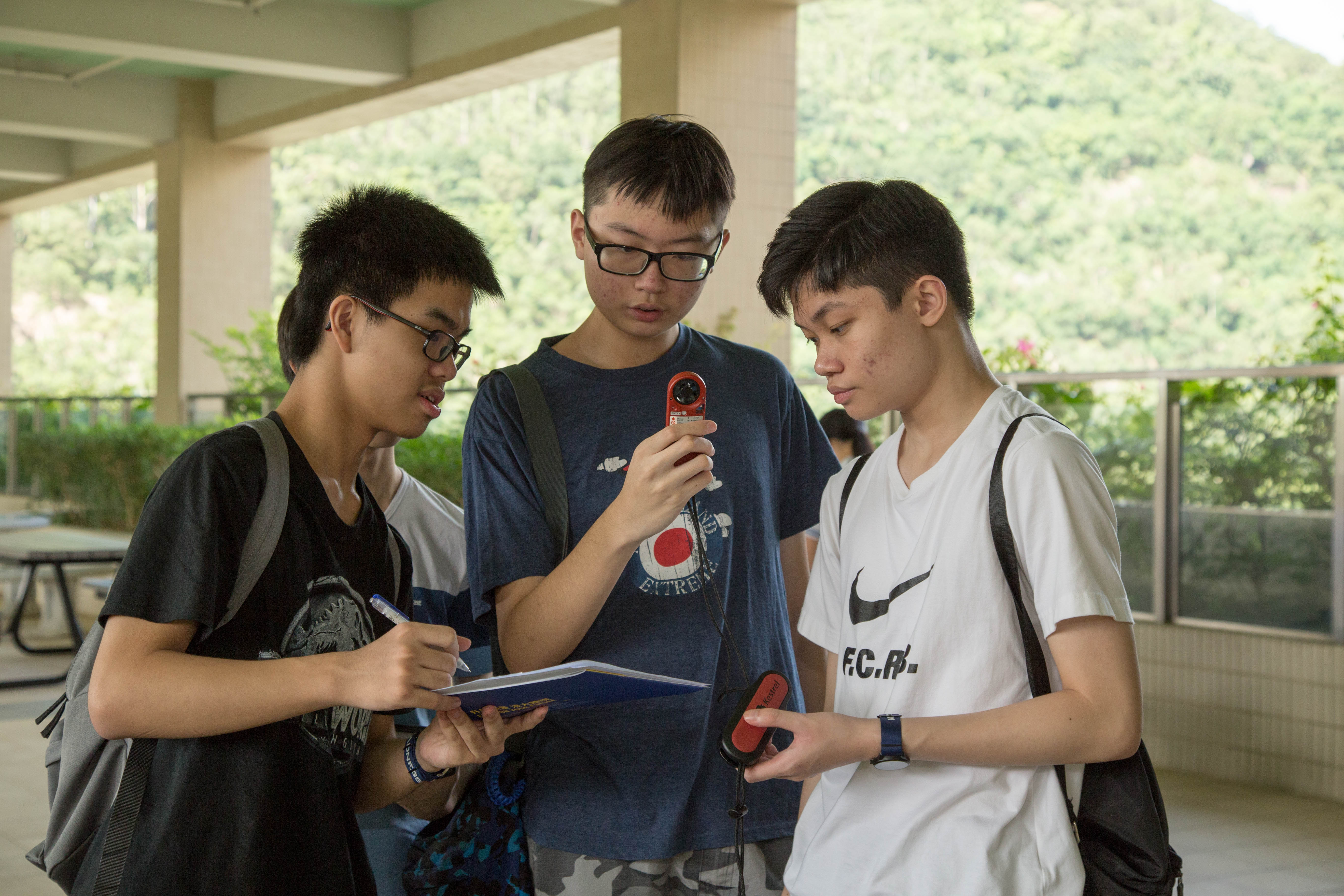 同學遊走石門校園進行環境質素檢測，收集各類型數據，豐富學習經歷。