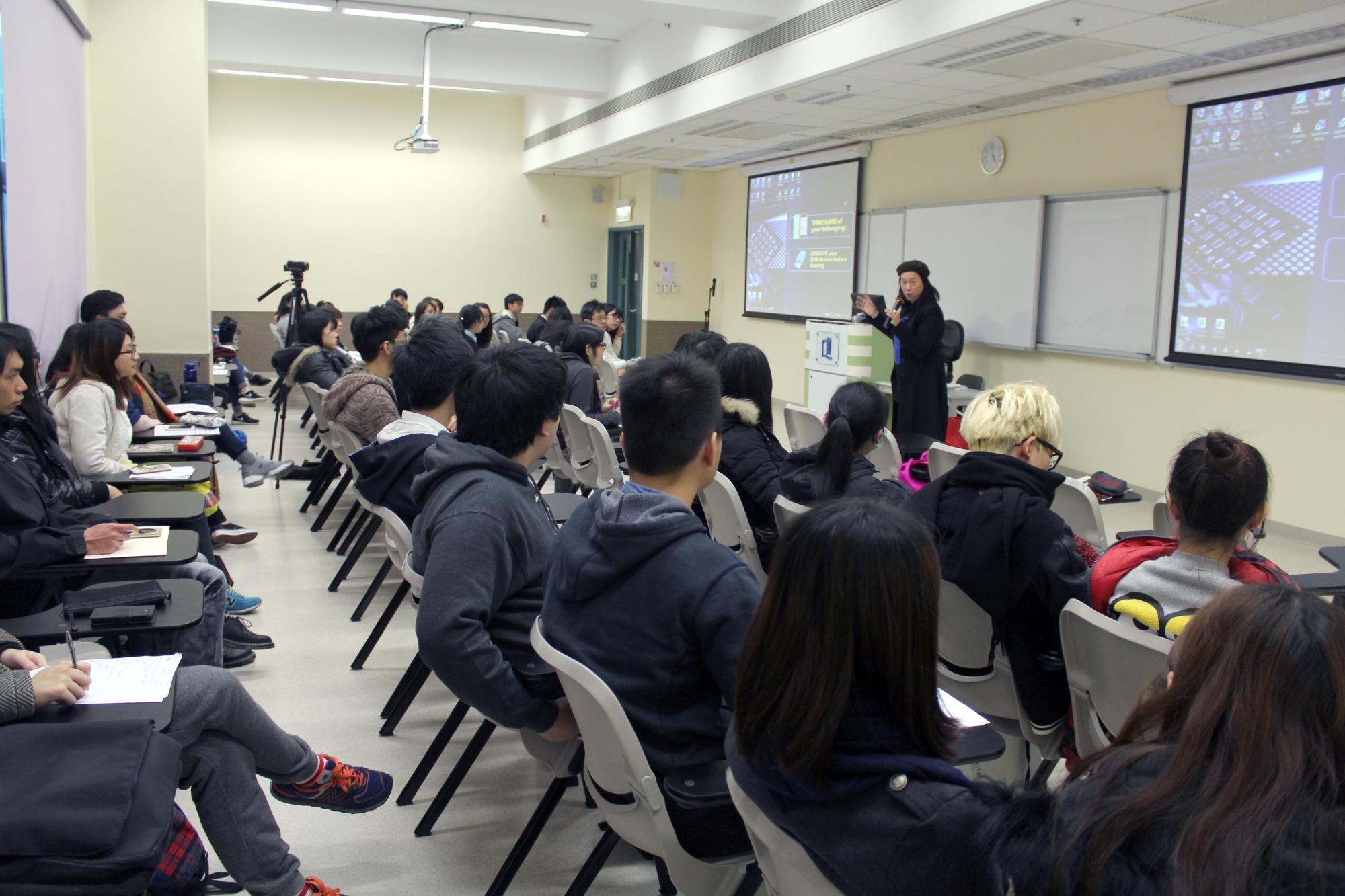 学生们均聚精会神聆听阮女士多年从事新闻工作的心得。