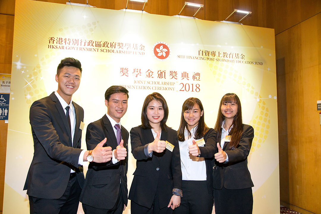 除特區政府頒發的獎學金外，國際學院亦設有多項獎、助學金，以表揚有傑出表現的同學。
