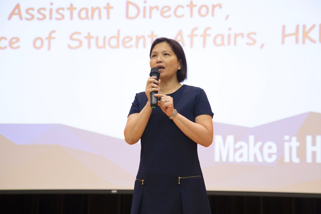 浸大學生事務處助理輔導長鄧藹儀博士於新生迎新會介紹浸大本部為同學提供的學習機會，鼓勵同學積極參與不同活動。