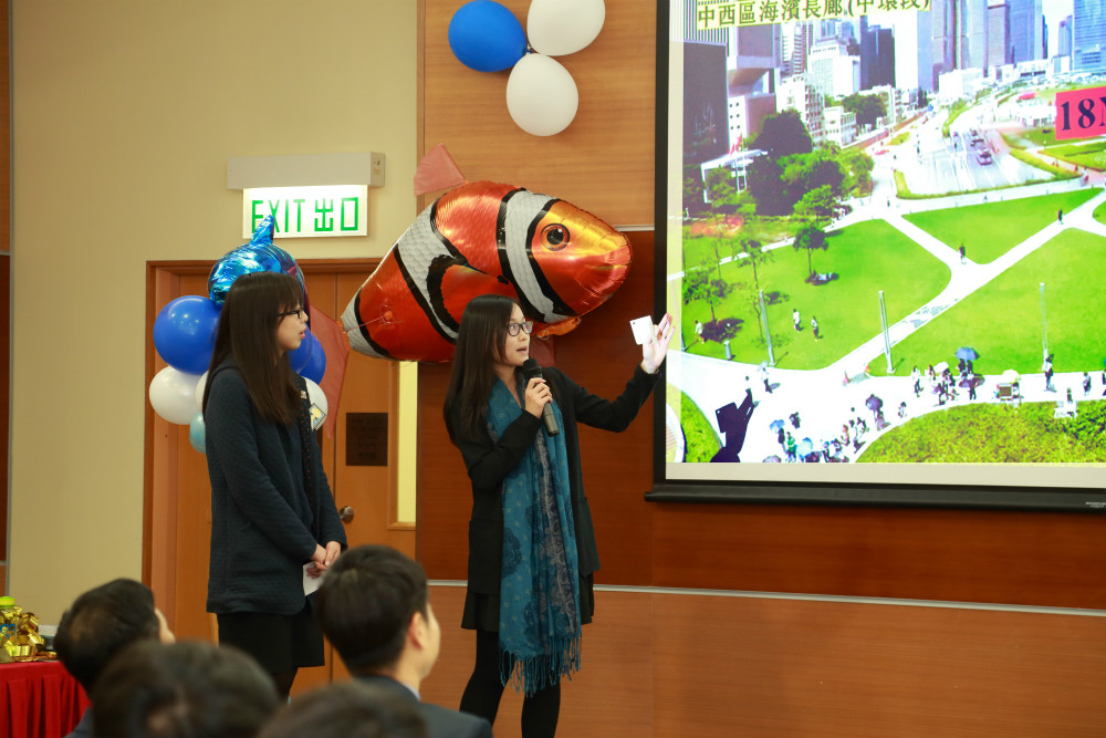 同学结合理论与创意，为海洋公园的「同心护海洋 (Blue Matters) 」运动拟订市场策略。