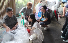 同学十分敬佩在「慈济内湖环保教育站」服务的义工，每天不辞劳苦地为环境保育而努力。