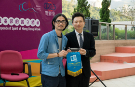 國際學院總監劉信信博士致送紀念錦旗予嘉賓講者黃修平導演。