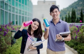 以环保水樽作为纪念品鼓励师生自备水樽。