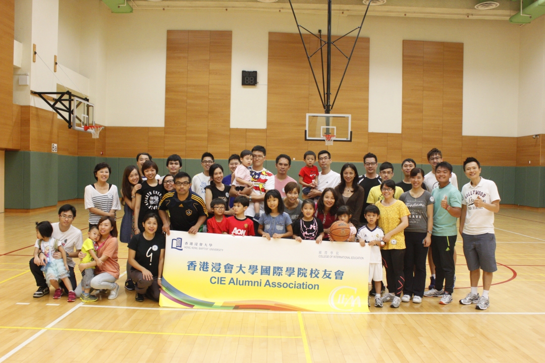 不同年份毕业的校友及教职员参与在石门校园举行的「校友运动同乐日」。