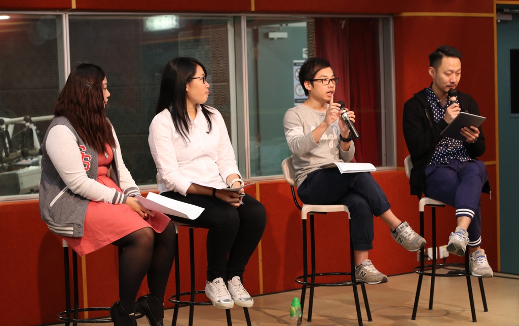 林展澎（煎pan 、右二）鼓励同学建立个人风格，让受众留下深刻印象。