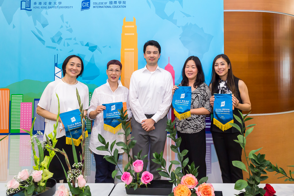 Dr. Stephen Cartwright presented a souvenir to the instructors from the Ikebana International Hong Kong Chapter and representatives from Consulate-General of Japan.
