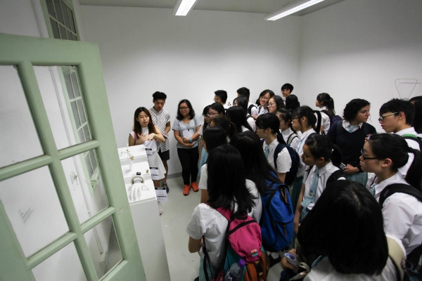 畢業展覽為畢業同學提供了分享藝術作品的平台，吸引了不少公眾人士前來參觀。