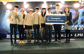 Dr. Sam Lau and Ms. Simois Ng presenting the award to the champion “Bon Appetit”