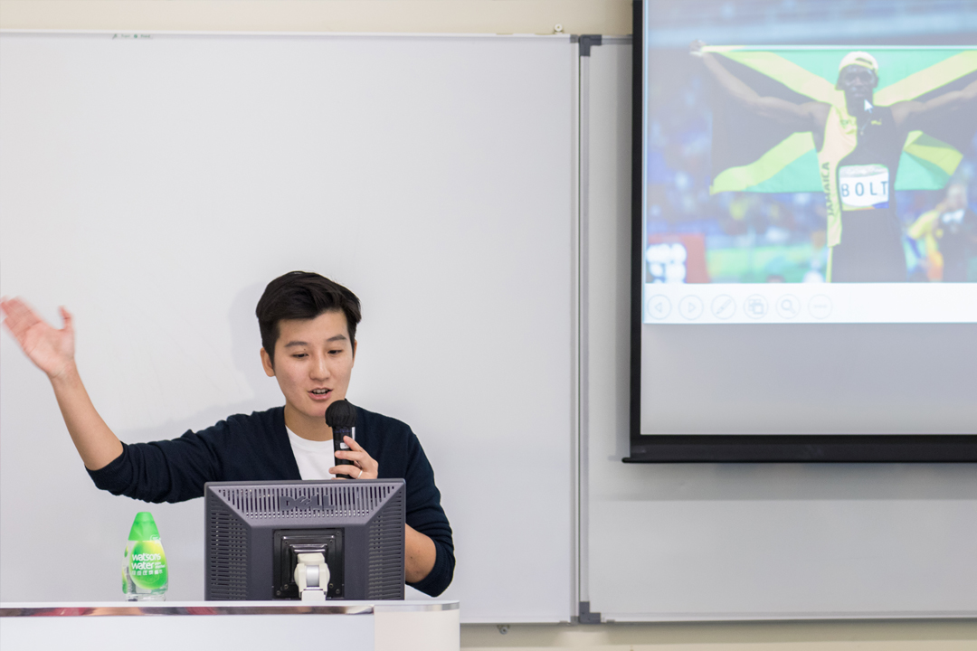 本地体育报刊《体路》创办人兼编辑徐飞小姐早前出席学院讲座，与同学分享体育记者的辛酸。她指早前远赴巴西里约拍摄奥运期间，每天只能睡数小时，因此希望同学懂得欣赏新闻和体育相片背后付出的努力。 