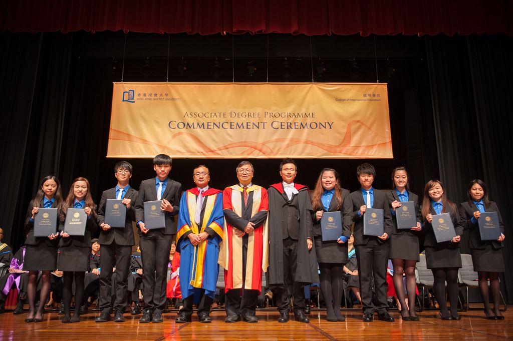 学院在开学礼上颁发感谢状予学生会委员、基督徒团契委员和学生大使，表扬他们过去一年对学院的贡献。