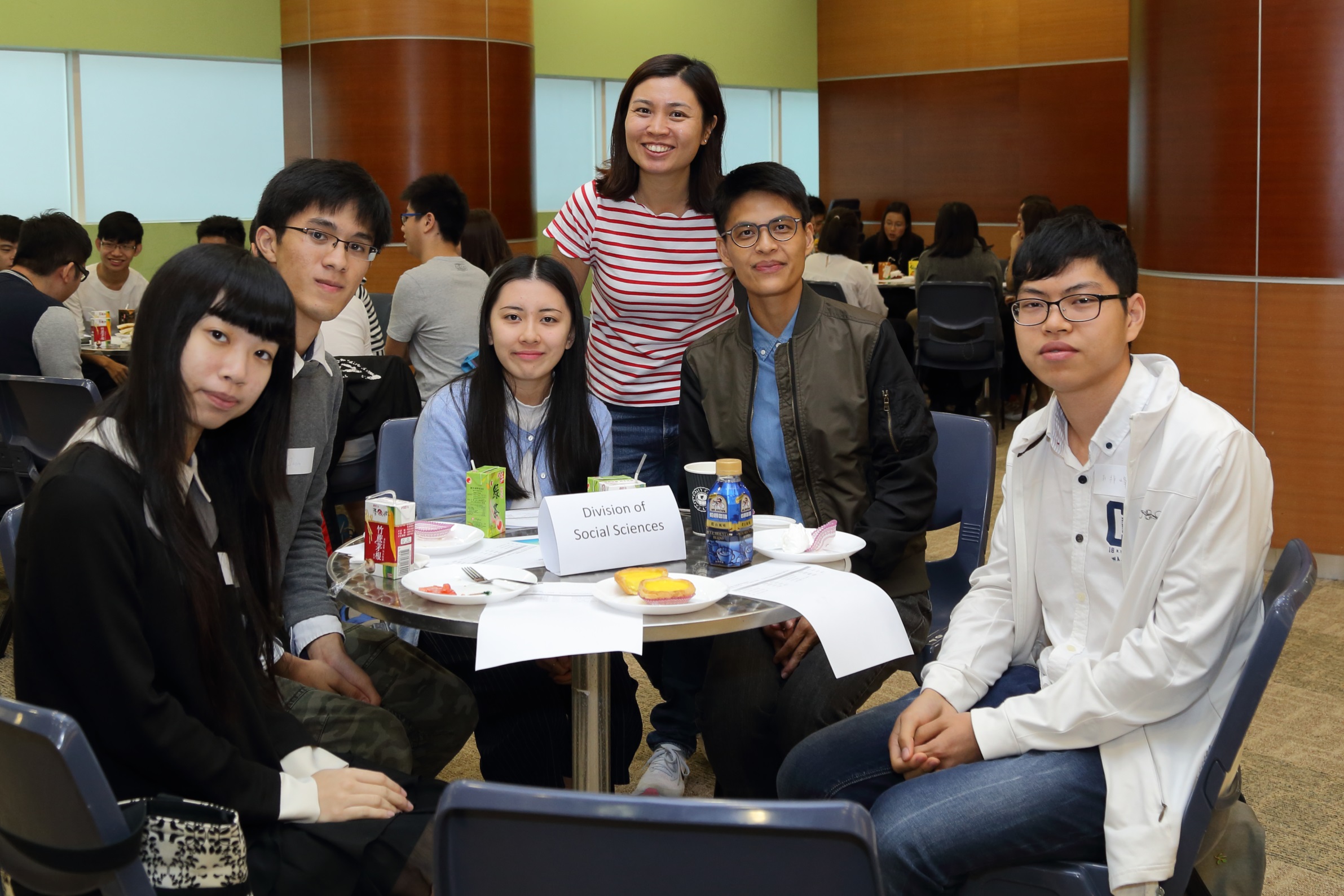 學院透過茶聚分享會提供平臺給同學與校友導師互相認識。